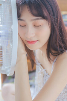 和狗玩被婆婆发现拖婆婆下水